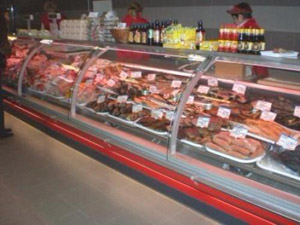 холодильная витрина для мяса в магазине
